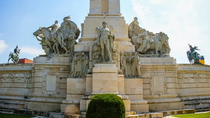 Les cavaliers, Sculptures de chevaux et de personnages au pied d'un monument