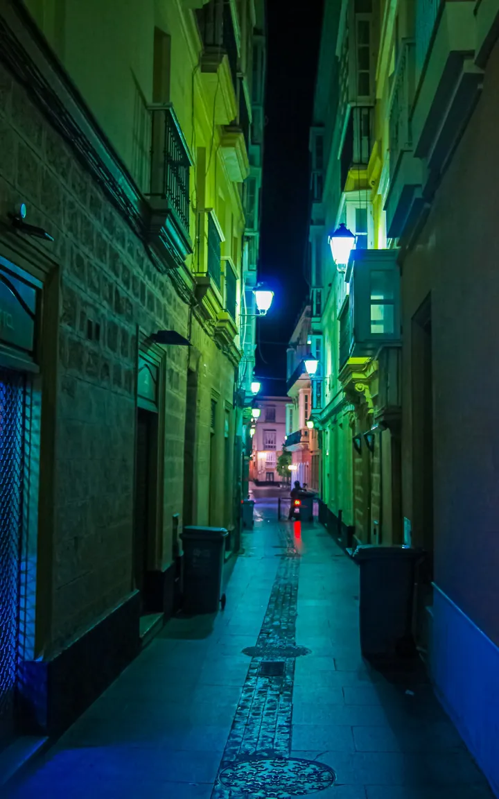 Ruelle de nuit, Ruelle étroite éclairée de vert et de bleu la nuit