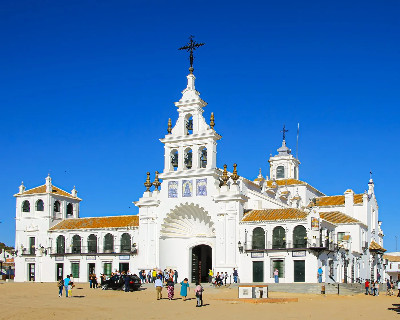 L'ermitage blanc, Église blanche baroque sur une place de sable