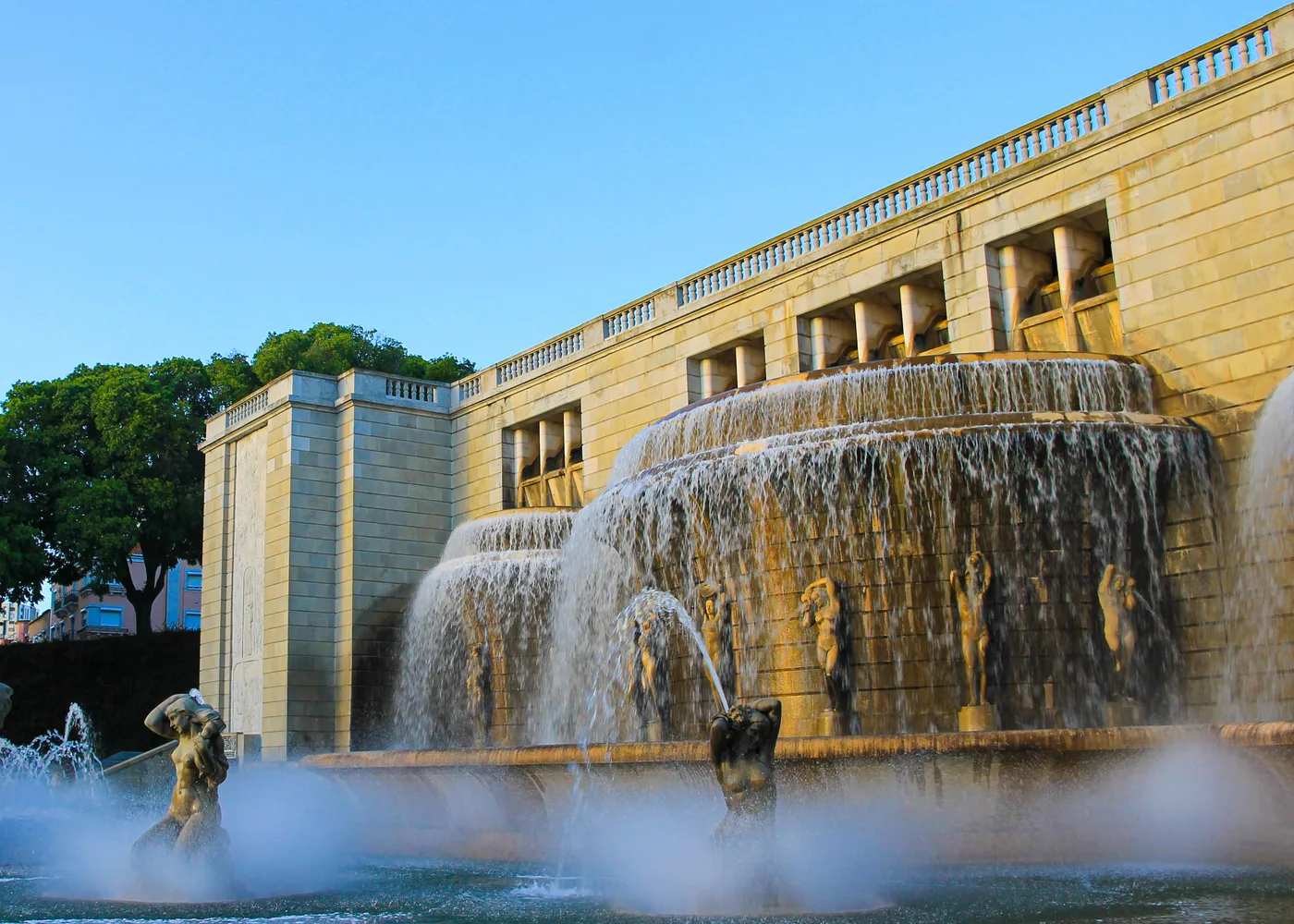 La fontaine monumentale, Fontaine monumentale en cascades avec statues devant une façade