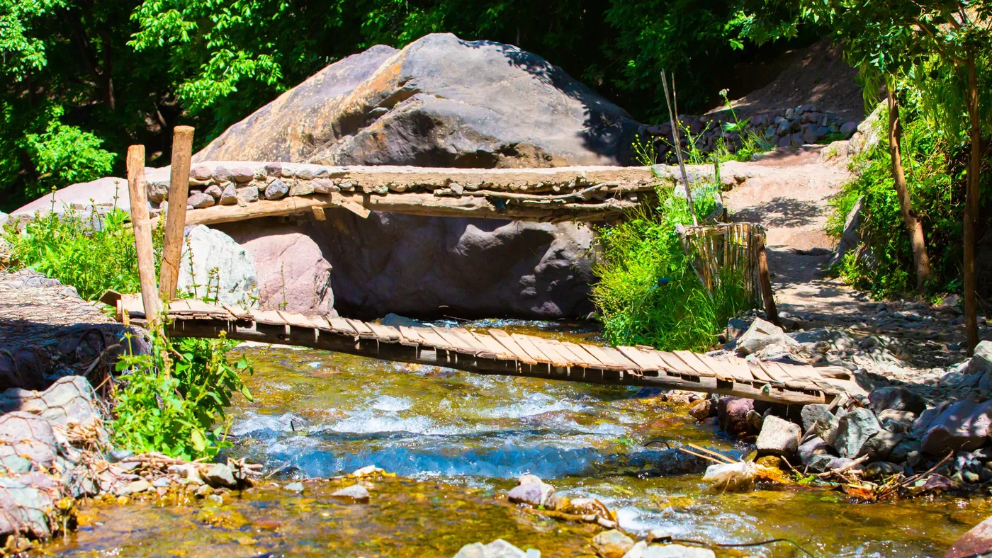 Le pont de bois, Pont de planches au-dessus d'un torrent entre les rochers
