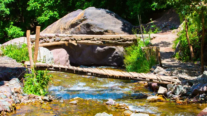 Le pont de bois, Pont de planches au-dessus d'un torrent entre les rochers