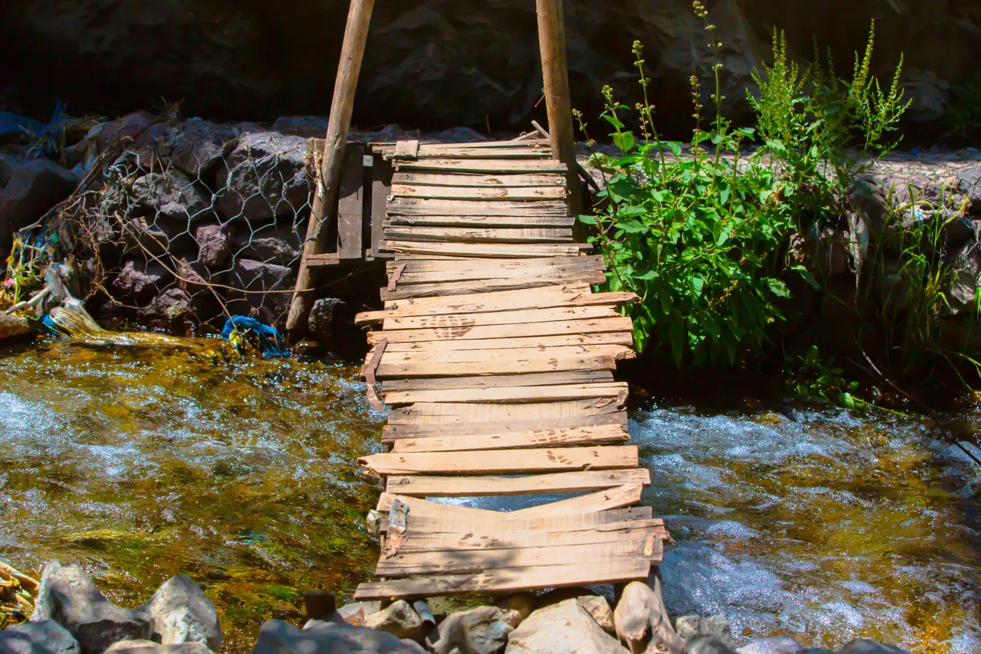 Passerelle d'Imlil, Passerelle de planches usées au-dessus d'un torrent