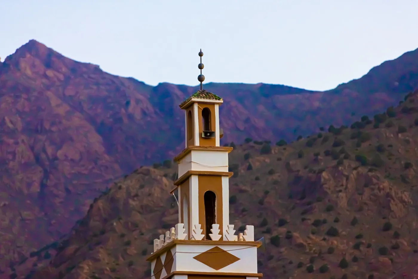 Minaret du Haut Atlas, Minaret ocre et blanc devant des montagnes violettes