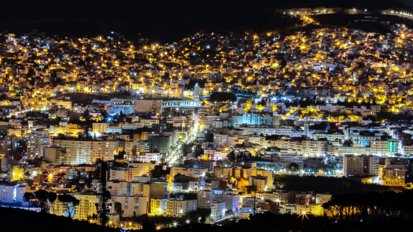 Ville aux mille lumières, Ville à flanc de colline la nuit, lumières dorées et blanches